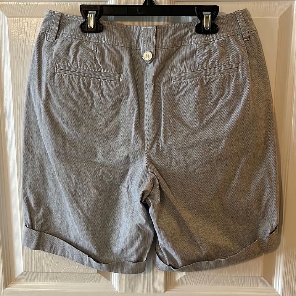 Liz Claiborne women’s shorts size 6 - Picture 3 of 4